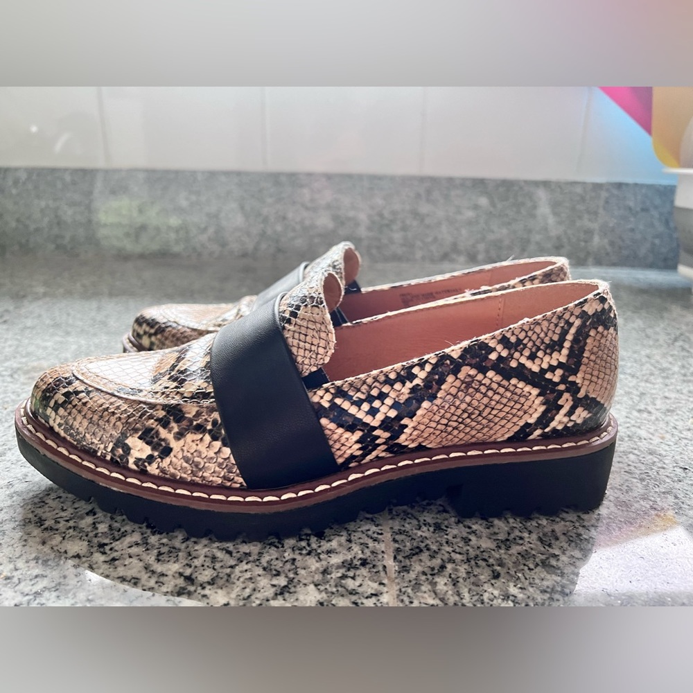 Adrienne Vittadini size 6 proxy faux snakeskin loafers